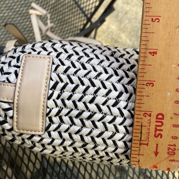 VINCE CAMUTO WOVEN Crossbody bucket black cream Bag purse with Strap Dust bag - Picture 7 of 8